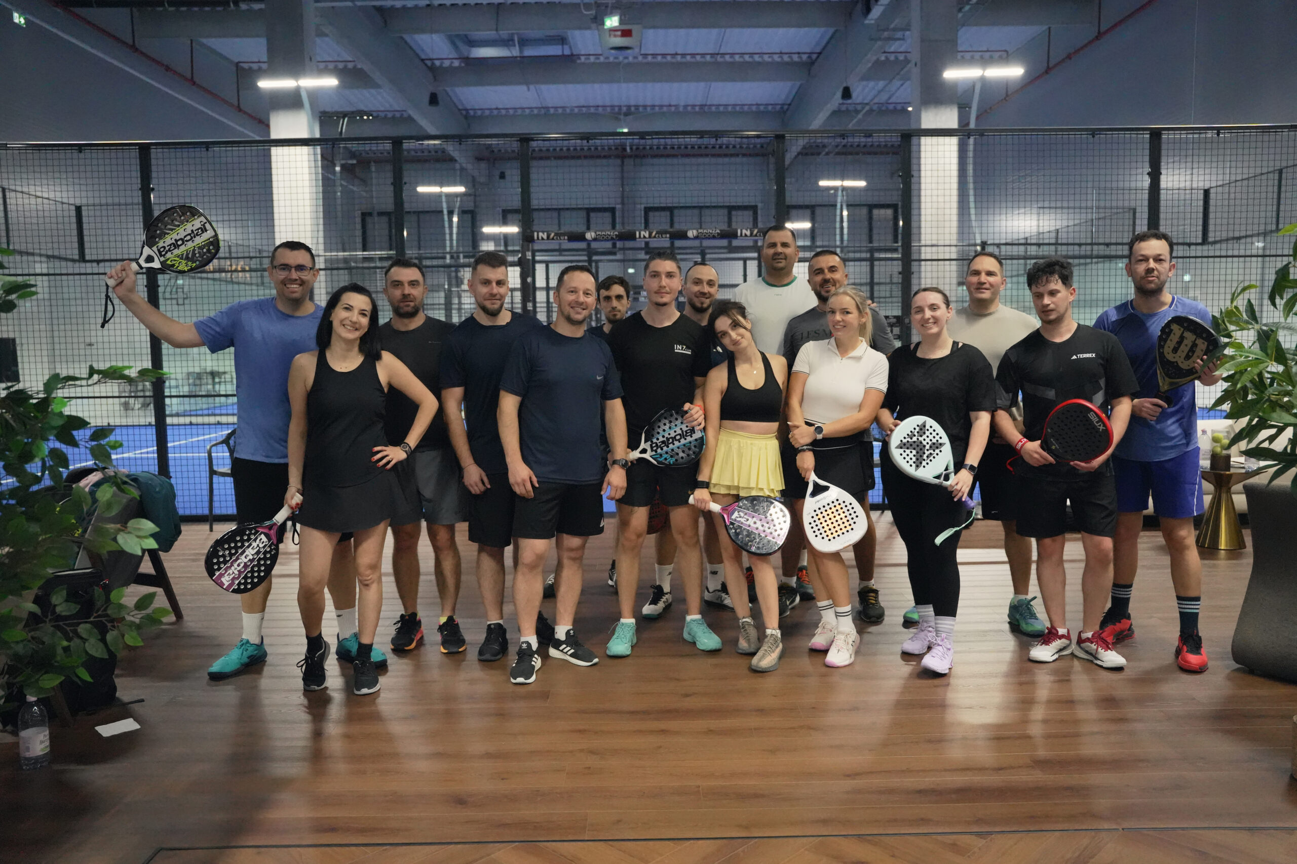 Jucători din comunitatea IN7 Club, reuniți pe terenul de padel